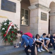 Tablicę upamiętniającą Żołnierzy 2. Dywizji Piechoty Legionów Wojska Polskiego z Kielc. Pod Wojewódzkim Domem Kultury zrobiliśmy krótką przerwę, zapaliliśmy znicz.